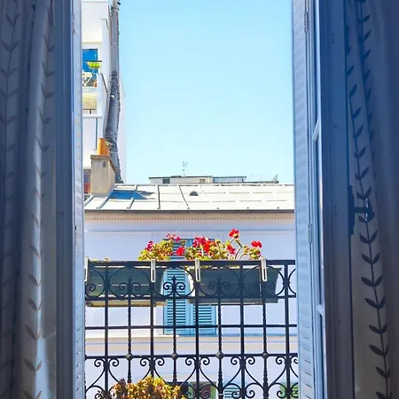 Parisian Duplex Close To Iconic Sites Tour Eiffel